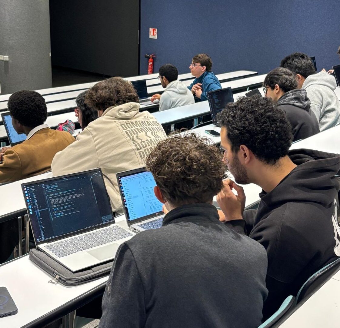 élèves de ENSIMAG travaillant dans des conditions réelles de trading